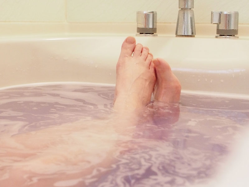 入浴タイムで血流アップ！ 足のむくみを改善したい時は…血行が良くなるお風呂の入り方