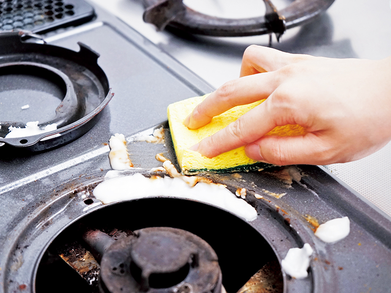 ［キッチンの頑固な汚れの落とし方］鍋底やコンロの焦げつきには重曹を使え！