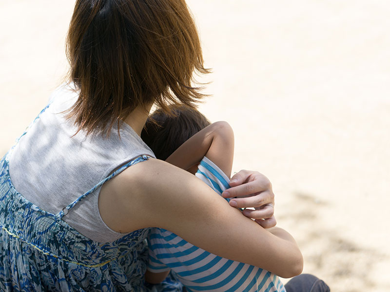シングルマザーの止まらぬ負の連鎖｜日本のひとり親世帯の貧困率は50％超え？