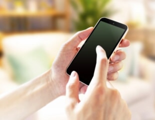 スマホ操作でねこ背にならない！ 正しい姿勢をトレーナーが解説