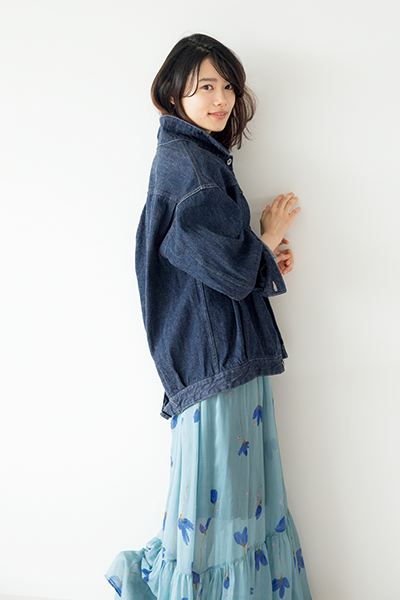杉咲 花が大人シックなスタイルで登場！ 出演映画『青くて痛くて脆い』の見どころをインタビュー