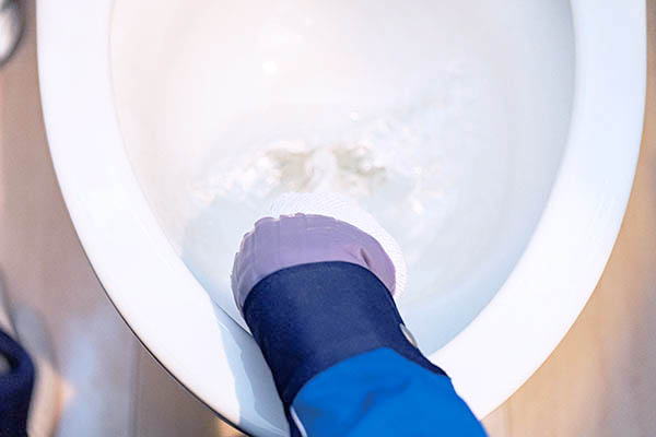 トイレ掃除は便器の水位を下げてから!? 効率的な除菌法をトイレ博士芸人が伝授