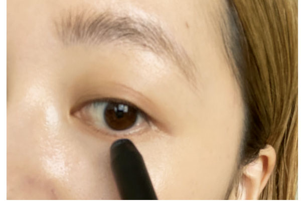 PR・へアメイク小島紗希がマスクメイクを披露｜まつ毛のWカラーがポイント？［SPRiNG公式インスタグラマー］