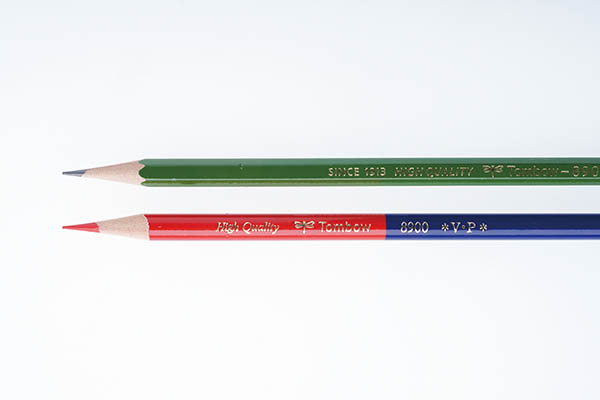 鉛筆は六角軸、色鉛筆は丸軸