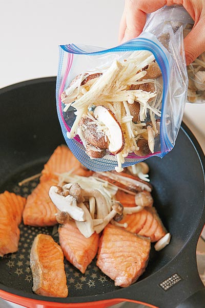 【レシピ】鮭ときのこのクリーム煮｜栄養価を高めるきのこの保存方法も解説