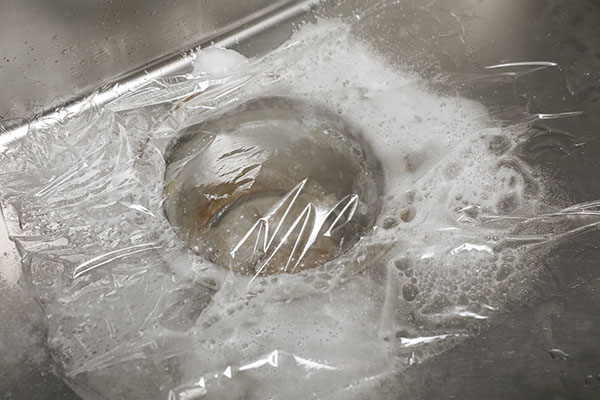 排水口のぬめりは菌だらけ！ キッチンの水回りをキレイにするプロ直伝の掃除術