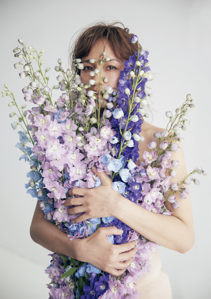 佐田真由美の新連載「& MAYUMI」がスタート！ 初回は、花と真由美の華麗な競演♡