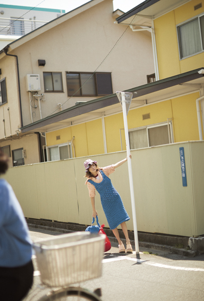 梨花が思い出の街、東京下町をモードな装いで散歩する【人気連載第3回】