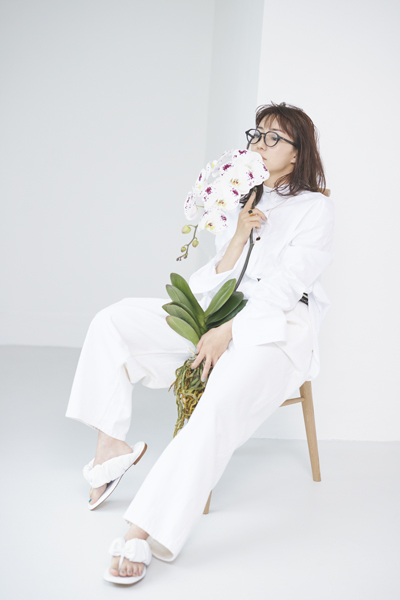 女優・菅野美穂がオトナミューズの表紙に初登場！ 初夏のモノトーンを華麗に着こなす