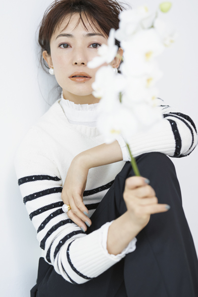 女優・菅野美穂がオトナミューズの表紙に初登場！ 初夏のモノトーンを華麗に着こなす