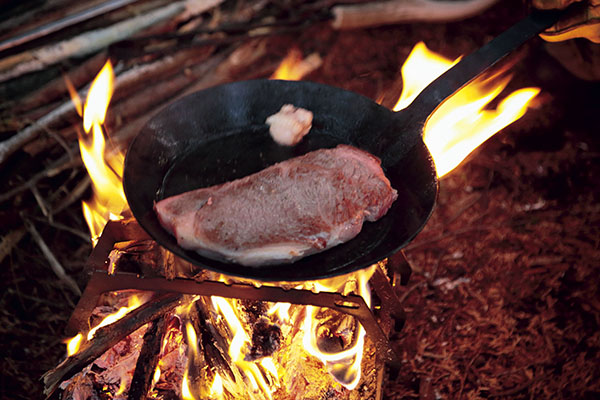 鉄フライパンで肉がおいしく焼けるのはなぜ？