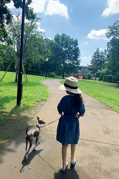 モデル・森貴美子の夏のすこやか習慣｜一日のスタートは早朝の愛犬との散歩から
