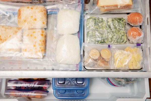 ［上手な冷凍室収納のコツ］開封した冷凍食品は「口を閉じるだけ」だと不十分!? 料理研究家・島本美由紀 直伝