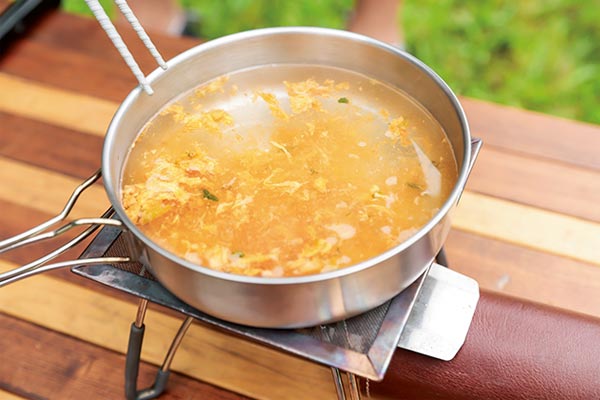 チキンラーメンが海鮮チゲ風に味わえる！ キャンプ料理レシピサイト「ソトレシピ」のシェフが作り方を伝授