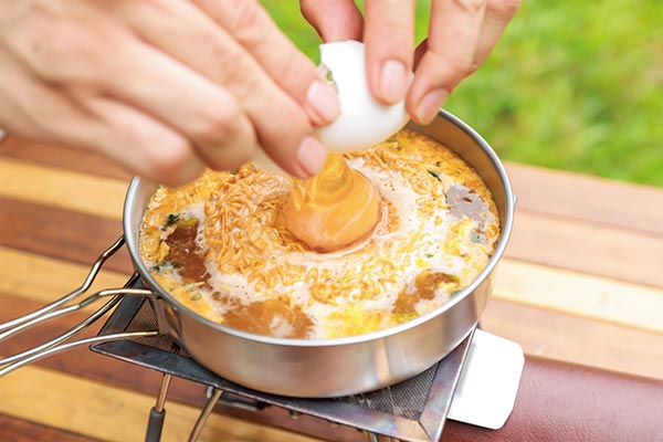 チキンラーメンが海鮮チゲ風に味わえる！ キャンプ料理レシピサイト「ソトレシピ」のシェフが作り方を伝授