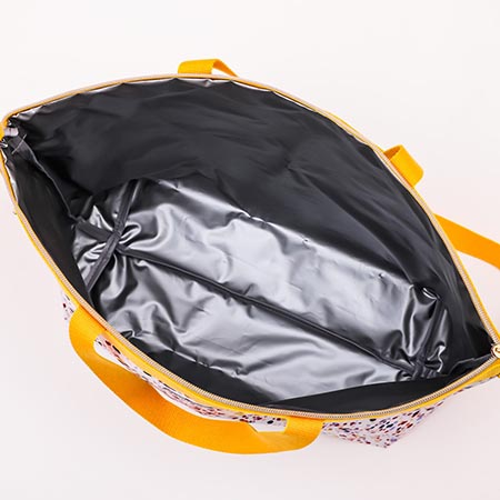 ショルダーストラップが着脱できる保温保冷機能付きのバッグ