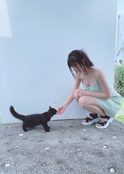 日本一のレイヤー・えなこ “コスプレなし”写真集が1位に！ 猫と戯れるオフショットも公開!!