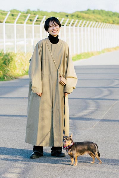 モデル・潮田あかりの私服コーデ｜愛犬との散歩でぺたんこ靴が主流に！ 大人っぽく見せるコツは？