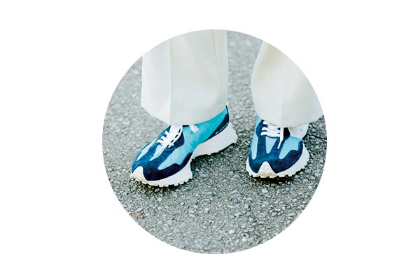 モデル・潮田あかりの私服コーデ｜愛犬との散歩でぺたんこ靴が主流に！ 大人っぽく見せるコツは？