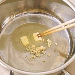 ほったらかしレシピでトロトロ玉子のオムライスが完成！ 包まず作る裏ワザ
