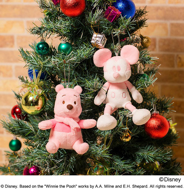 ミッキーとプーさんをクリスマスツリーに一緒にぶら下げると、かわいさがスパーク☆