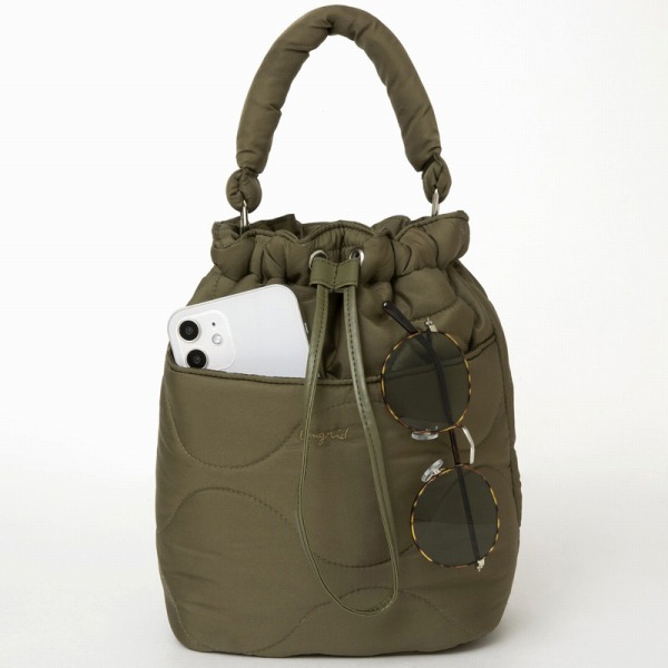 スマホやサングラスなど、すぐに使いたいものはバッグの外ポケットに入れて置けるので便利。