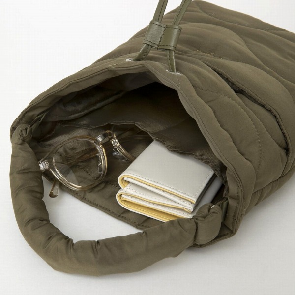 大きいポケットがあると、バッグの使い勝手がグンとアップ。バッグの中で物が散乱せず、取り出したい物をすぐに見つけることができます。