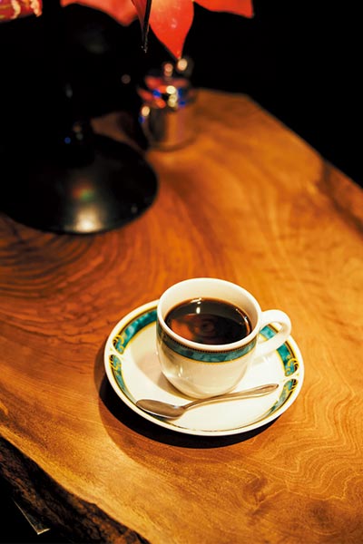 ずん 飯尾和樹にとって喫茶店は “南半球のリゾート地”！ 失恋やネタ作りの思い出も［インタビュー］