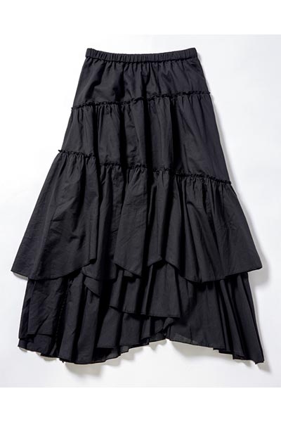 引き締め色の「黒」×揺れるスカートで気になる下半身をお洒落にごまかす！