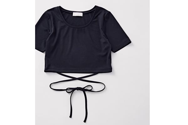 堀田 茜がY2Kブームのキーアイテム“クロップドTシャツ”でへそ出しに挑戦！ レベル別にハンサムに着こなし