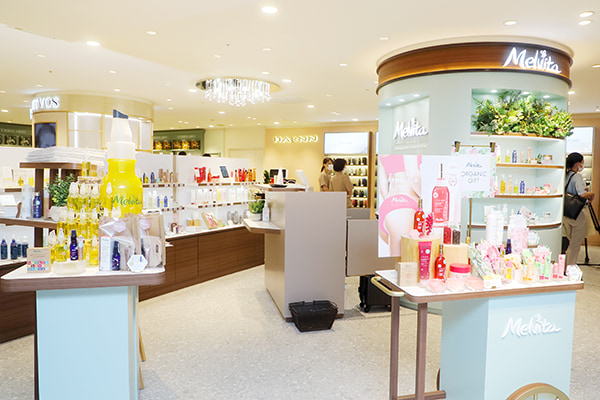Kobe Hankyu's renewed cosmetic floor is amazing!  KOBE HANKYU BEAUTY On the 3rd floor of the main building, the latest baths and cosmetics from Japan and overseas are gathered under the theme of his lifestyle beauty!