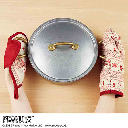 片手にミトン、片手に鍋敷きを装着すれば、お鍋やお皿が両手でつかめちゃいます！