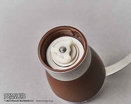 『MonoMaster』2023年5月号 1990円（税込） 付録 スヌーピー デザインのコーヒーミル＆ミニ缶セット